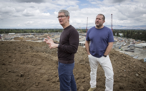 Fea0062665    Apple executives Tim Cook and Jonathan Ive.